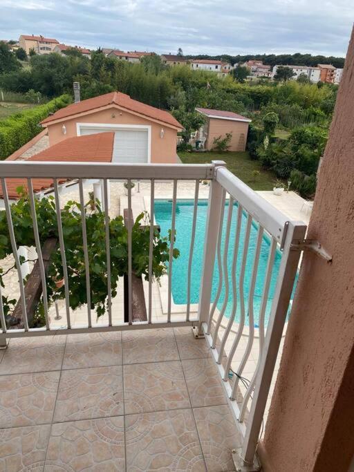 Lovely 3 Bedroom Apartment In Quiet Area W/ Pool Pula Exterior photo