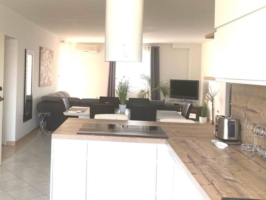 Lovely 3 Bedroom Apartment In Quiet Area W/ Pool Pula Exterior photo
